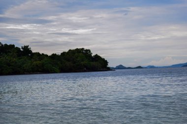 Yalnızca editoryal kullanım; Yağmurdan sonra adanın kelagian Lampung şehri 'nin defocused güzelliği. Yükleme Lampung, Endonezya Nisan 2019. Seyahat konsepti