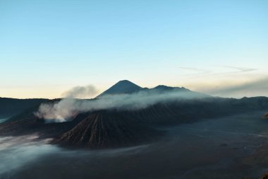 Mount Bromo ve vahşi ada Mount Bromo Milli Parkı'nda güzel renkli gündoğumu