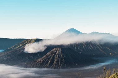 Mount Bromo ve vahşi ada Mount Bromo Milli Parkı'nda güzel renkli gündoğumu
