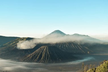 Mount Bromo ve vahşi ada Mount Bromo Milli Parkı'nda güzel renkli gündoğumu