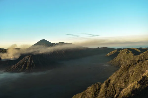 Όμορφη πολύχρωμα Ανατολή του ηλίου πάνω από το Όρος Μπρόμο και άγριο νησί στο εθνικό πάρκο Mount βρωμο — Φωτογραφία Αρχείου