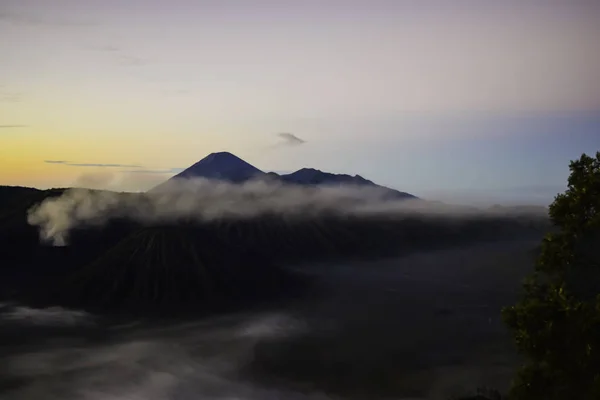 Mount Bromo és a vadon élő sziget Mount Bromo Nemzeti Park gyönyörű színes napkelte — Stock Fotó