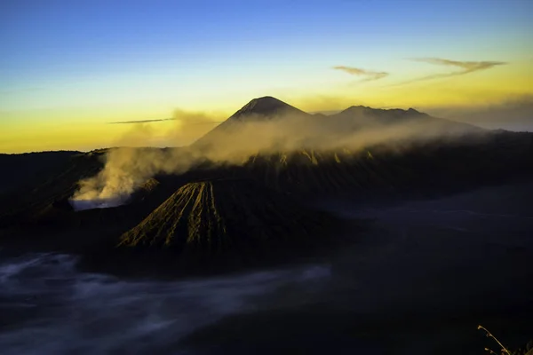 Wunderschöner farbenfroher Sonnenaufgang über Mount Bromo und wilder Insel im Mount Bromo Nationalpark — Stockfoto