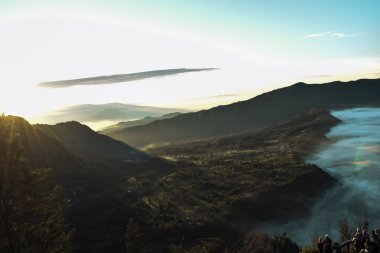 Malang, Doğu Java, Endonezya, 1 Nisan 2019: Tanınmayan insanlar, güzel renkli gündoğumu Mount Bromo ve vahşi ada Mount Bromo Milli Parkı'nda