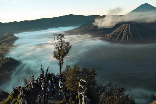 Malang, ostjava, indonesien, 1. april 2019: unerkannte menschen, schöner farbenfroher sonnenaufgang über Mount Bromo und wilder insel im Mount Bromo nationalpark — Stockfoto