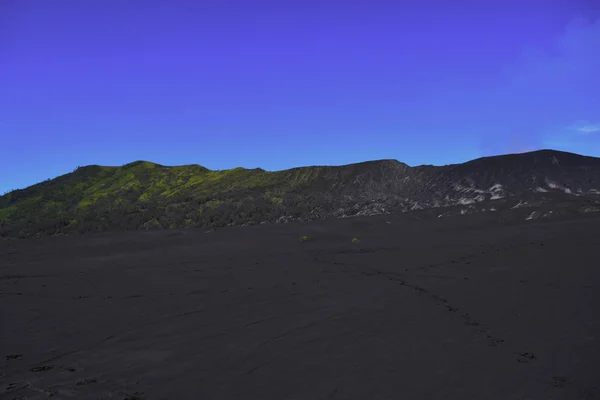 劇的な曇り空と地面の風景農業分野、夏シーズン車トラックします。 — ストック写真