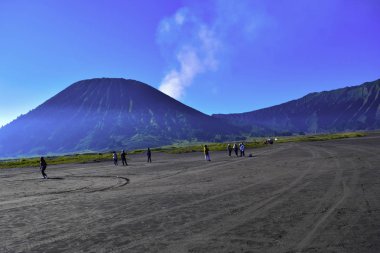 Malang, East Java, Endonezya, 2 Nisan 2019: tanınmayan insanlar. Peyzaj tarım alanı, yaz sezonu, araba pistlerde, dramatik bir bulutlu gökyüzü ile