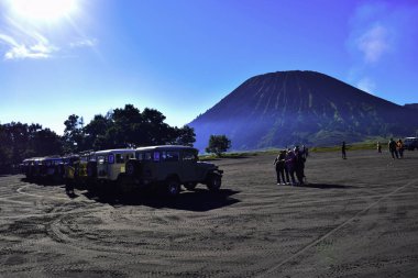 Malang, East Java, Endonezya, 2 Nisan 2019: tanınmayan insanlar. Peyzaj tarım alanı, yaz sezonu, araba pistlerde, dramatik bir bulutlu gökyüzü ile