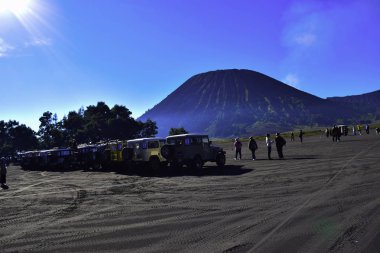 Malang, East Java, Endonezya, 2 Nisan 2019: tanınmayan insanlar. Peyzaj tarım alanı, yaz sezonu, araba pistlerde, dramatik bir bulutlu gökyüzü ile