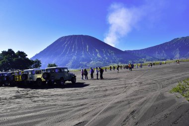 Malang, East Java, Endonezya, 2 Nisan 2019: tanınmayan insanlar. Peyzaj tarım alanı, yaz sezonu, araba pistlerde, dramatik bir bulutlu gökyüzü ile