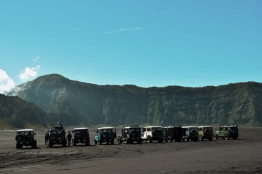 Malang, East Java, Endonezya, 2 Nisan 2019: tanınmayan insanlar. Peyzaj tarım alanı, yaz sezonu, araba pistlerde, dramatik bir bulutlu gökyüzü ile