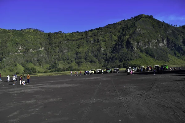 Malang, ostjava, indonesien, 2. april 2019: unerkannte menschen. Landschaft landwirtschaftlichen Feld, die Sommersaison, die Auto-Spuren auf dem Boden, mit einem dramatischen bewölkten Himmel — Stockfoto