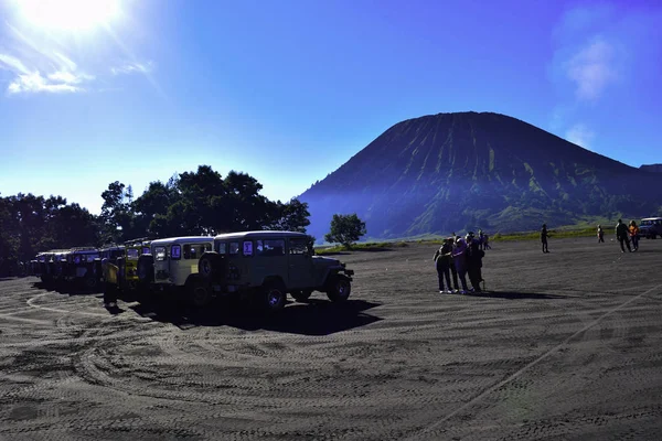 Malang, östra Java, Indonesien, April 2, 2019: okända människor. Landskaps jordbruk fält, sommar säsongen, bilen spår på marken, med en dramatisk molnig himmel — Stockfoto