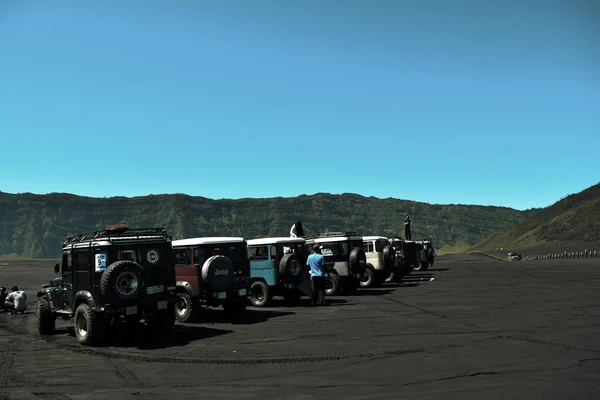 Malang, ostjava, indonesien, 2. april 2019: unerkannte menschen. Landschaft landwirtschaftlichen Feld, die Sommersaison, die Auto-Spuren auf dem Boden, mit einem dramatischen bewölkten Himmel — Stockfoto