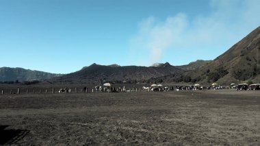 Malang, East Java, Endonezya, 4 Nisan 2019: tanınmayan insanlar. Peyzaj tarım alanı, yaz sezonu, araba pistlerde, dramatik bir bulutlu gökyüzü ile