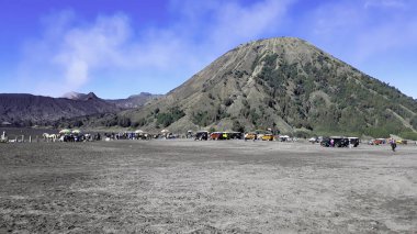 Malang, East Java, Endonezya, 4 Nisan 2019: tanınmayan insanlar. Peyzaj tarım alanı, yaz sezonu, araba pistlerde, dramatik bir bulutlu gökyüzü ile