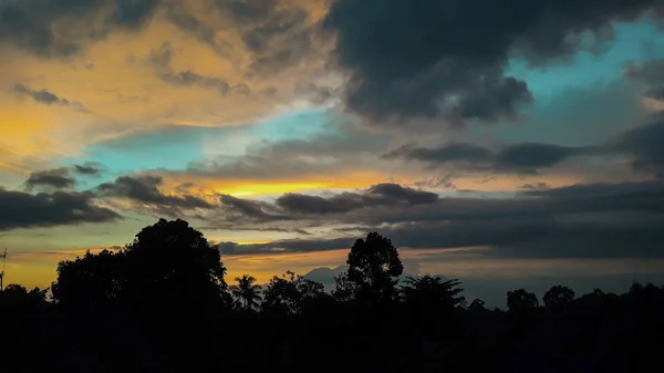 Красота естественного заката солнца с ярким Драматическим Небом — стоковое фото