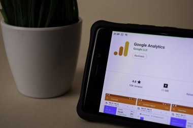 Bekasi, Batı Java, Endonezya. 5 Nisan 2019: Smartphone ekranında Google Analytics geliştirme uygulaması. Analytics, Google LLC tarafından geliştirilen ücretsiz bir web tarayıcısıdır
