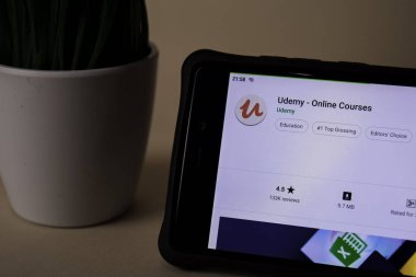 Bekasi, Batı Java, Endonezya. 5 Nisan 2019: Udemy-akıllı telefon ekranında çevrimiçi kurslar geliştirme uygulaması. Udemy, Udemy tarafından geliştirilen ücretsiz bir web tarayıcısıdır