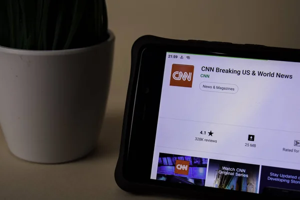 Бекаси, Западная Хава, Индонезия. 5 апреля 2019 года: CNN Breaking US & World News dev application on Smartphone screen. CNN - бесплатный веб-браузер, разработанный CNN — стоковое фото