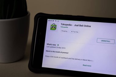 Bekasi, Batı Java, Endonezya. 5 Nisan 2019: Smartphone ekranında Tokopedia dev uygulama. Buy & sell Online, Tokopedia tarafından geliştirilen ücretsiz bir web tarayıcısıdır