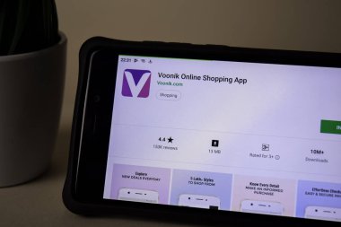 Bekasi, Batı Java, Endonezya. 5 Nisan 2019: Smartphone ekranında Voonik dev uygulama. Online alışveriş Voonik.com tarafından geliştirilen bir Freeware Web tarayıcısı