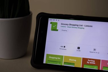 Bekasi, Batı Java, Endonezya. 5 Nisan 2019: akıllı telefon ekranında bakkal alışveriş listesi geliştirme uygulaması. Listonic bir Freeware Web tarayıcısı Listonic tarafından geliştirilen-Akıllı bakkal alışveriş