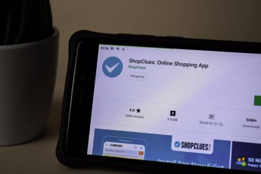 Bekasi, Batı Java, Endonezya. 5 Nisan 2019: Smartphone ekranında Shopipuçlarını dev uygulama. Online alışveriş uygulaması Shopipuçlarını tarafından geliştirilen bir Freeware Web tarayıcısı