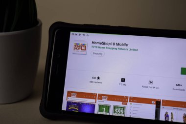 Bekasi, Batı Java, Endonezya. 5 Nisan 2019: Smartphone ekranında Homeshop18 mobil geliştirme uygulaması. Homeshop18 mobil Tv18 ev Alışveriş ağı Limited tarafından geliştirilen bir Freeware Web tarayıcısı