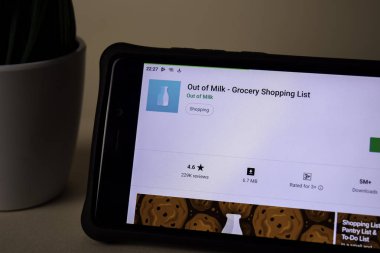 Bekasi, Batı Java, Endonezya. 5 Nisan 2019: Smartphone ekranında süt dev uygulaması dışında. Bakkal alışveriş listesi bir Freeware Web tarayıcısı Out of Milk tarafından geliştirilen