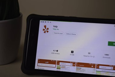 Bekasi, Batı Java, Endonezya. 5 Nisan 2019: Smartphone ekranında Yelp geliştirme uygulaması. Yelp Yelp, Inc tarafından geliştirilen Freeware web tarayıcısıdır