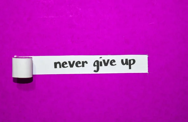 Никогда Отказывайтесь Текста Вдохновения Мотивации Бизнес Концепции Фиолетовой Рваной Бумаге — стоковое фото