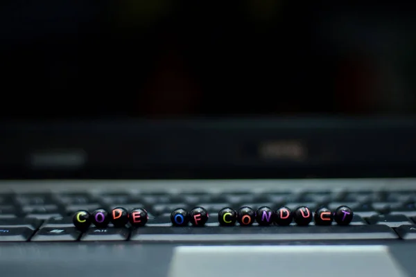 Código Conduta Blocos Madeira Texto Fundo Laptop Conceito Negócio Tecnologia — Fotografia de Stock