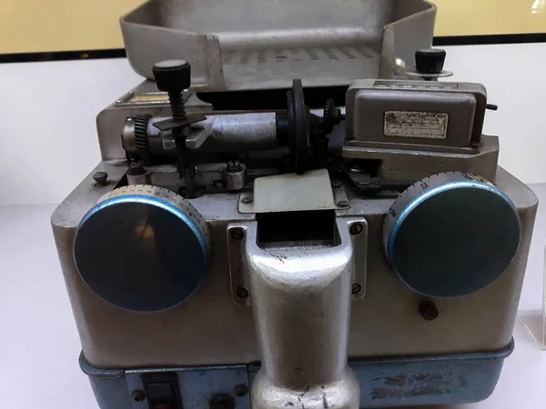 Vecchio manuale meccanico di conteggio macchine antiche per calcoli matematici nel Museo Mandiri. JAKARTA, INDONESIA, APRIl 8, 2019 — Foto Stock