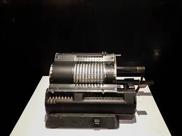 Stara maszyna do pisania w antycznym rocznika XIX i XX wieku-mechaniczna maszyna do pisania. Dżakarta, Indonezja, 8 kwietnia 2019 — Zdjęcie stockowe