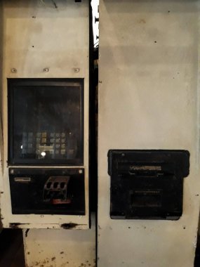 Duvardaki gri eski bir ATM. Siyah çerçeve. Mandiri Müzesi 'nde hala hayat. Jakarta, Endonezya, 8 Nisan 2019