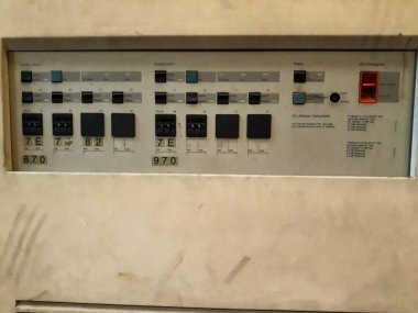 Duvardaki gri eski bir ATM. Siyah çerçeve. Mandiri Müzesi 'nde hala hayat. Jakarta, Endonezya, 8 Nisan 2019