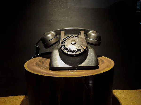 Antico telefono d'epoca antico con nature morte concettuali nel Museo Mandiri. JAKARTA, INDONESIA, APRIl 8, 2019 — Foto Stock