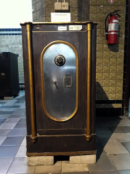 Антикварный крепкий ящик с комбинацией, а также замок ключа. Внутри одного из залов Музеев Мандири в Джакарте - Джакарта, Индонезия, 8 апреля 2019 года — стоковое фото