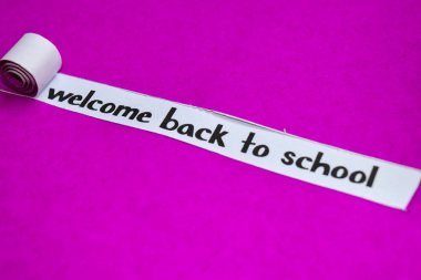 Hoş geldiniz geri okul metin, Ilham, motivasyon ve iş kavramı mor yırtık kağıt