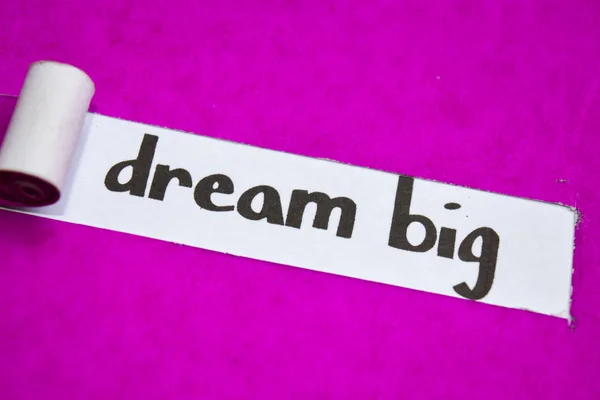 Dream Big Tekst Inspiracja Motywacja Koncepcja Biznesowa Purpurowy Rozdarty Papier — Zdjęcie stockowe