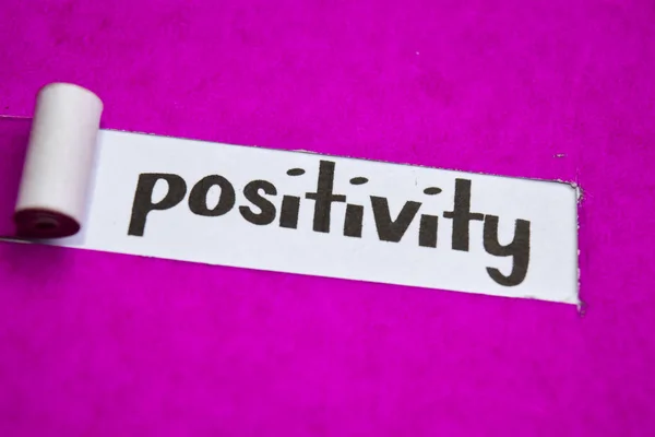 Positivitätstext Inspiration Motivation Und Geschäftskonzept Auf Violett Gerissenem Papier — Stockfoto