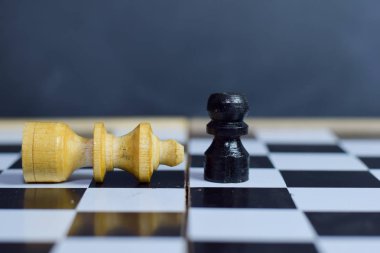 Fikirler ve strateji için satranç tahtası oyunu. İş konsepti, lider ve başarı