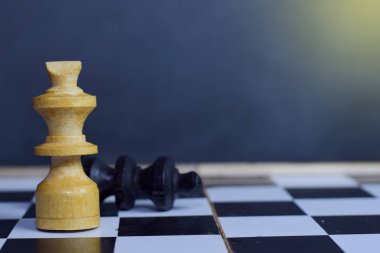 Fikirler ve strateji için satranç tahtası oyunu. İş konsepti, lider ve başarı