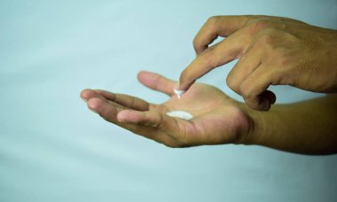 Eller üzerinde nemlendirici krem uygulanıyor. Cilt Bakımı