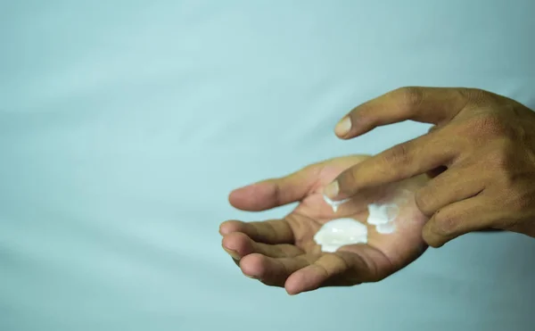 Het aanbrengen van vochtinbrengende crème op de handen. Huidverzorging — Stockfoto