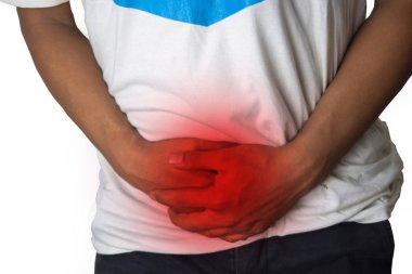 Adam hasta mide ve beyaz arka planda izole mutsuz muzdarip