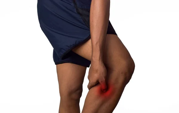 Чоловік з анатомічною травмою, спричиненою спортивною аварією або артритом. Масаж болючої ноги теля. Концепція суглобових травм або захворювань — стокове фото