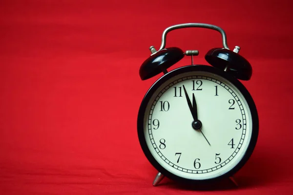 Relógio Marcando Para Horas Fundo Vermelho — Fotografia de Stock