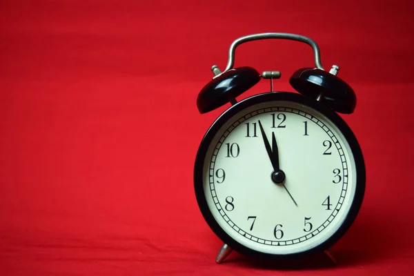 Clock Ticking Clock Red Background — Stock Photo, Image